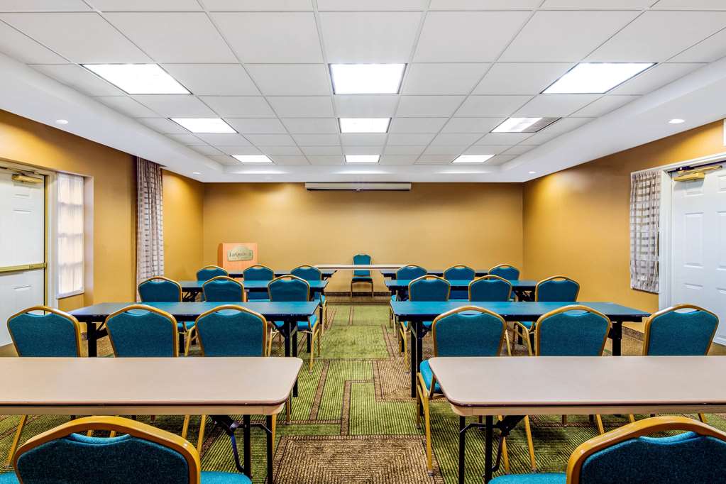 La Quinta Inn & Suites by Wyndham Fremont Silicon Valley - photo 23