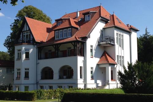 Villa Löwenstein — 4-Star Luxury Hotel in Ostseebad Kuehlungsborn, Germany