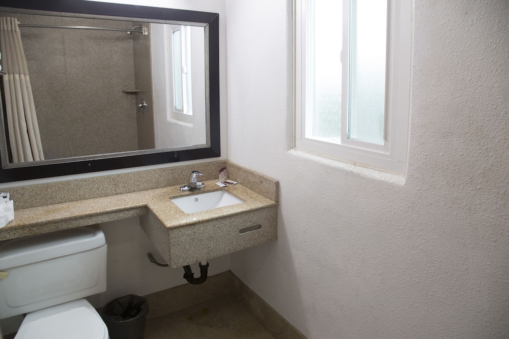 Harbor Inn & Suites - photo 39