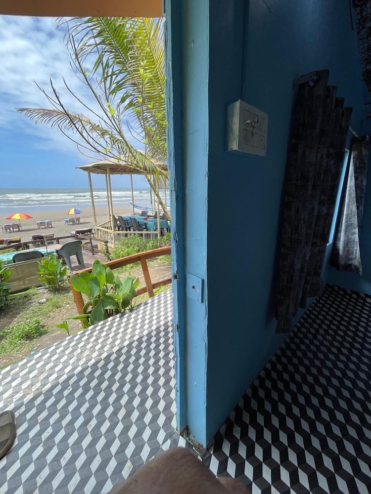 Sydney X cafe and Huts in Arambol, India