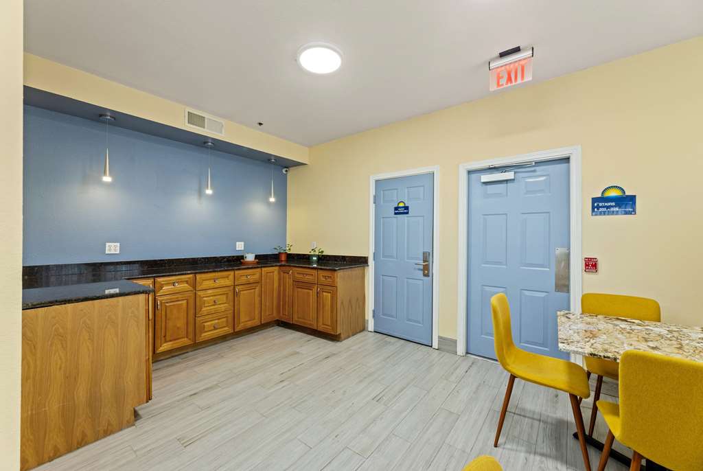 Days Inn & Suites by Wyndham Euless DFW Airport South - photo 60