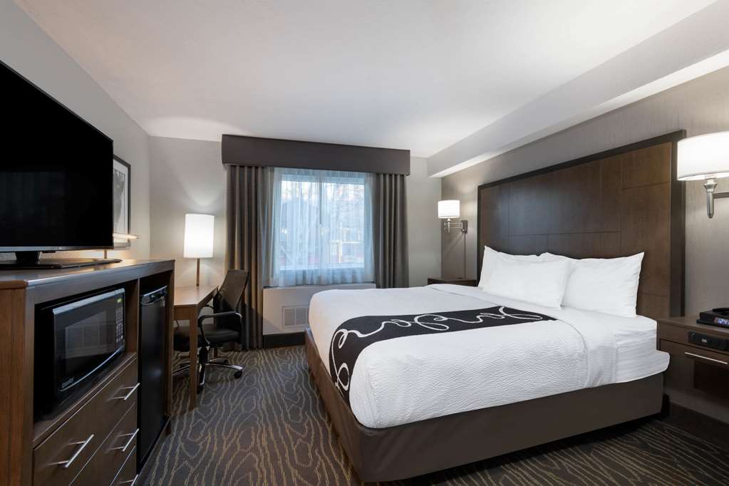 La Quinta Inn & Suites by Wyndham Anchorage Airport - photo 12