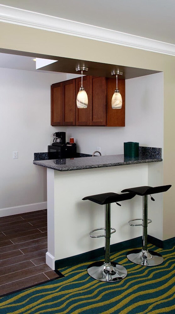 Hi View Inn & Suites - photo 13