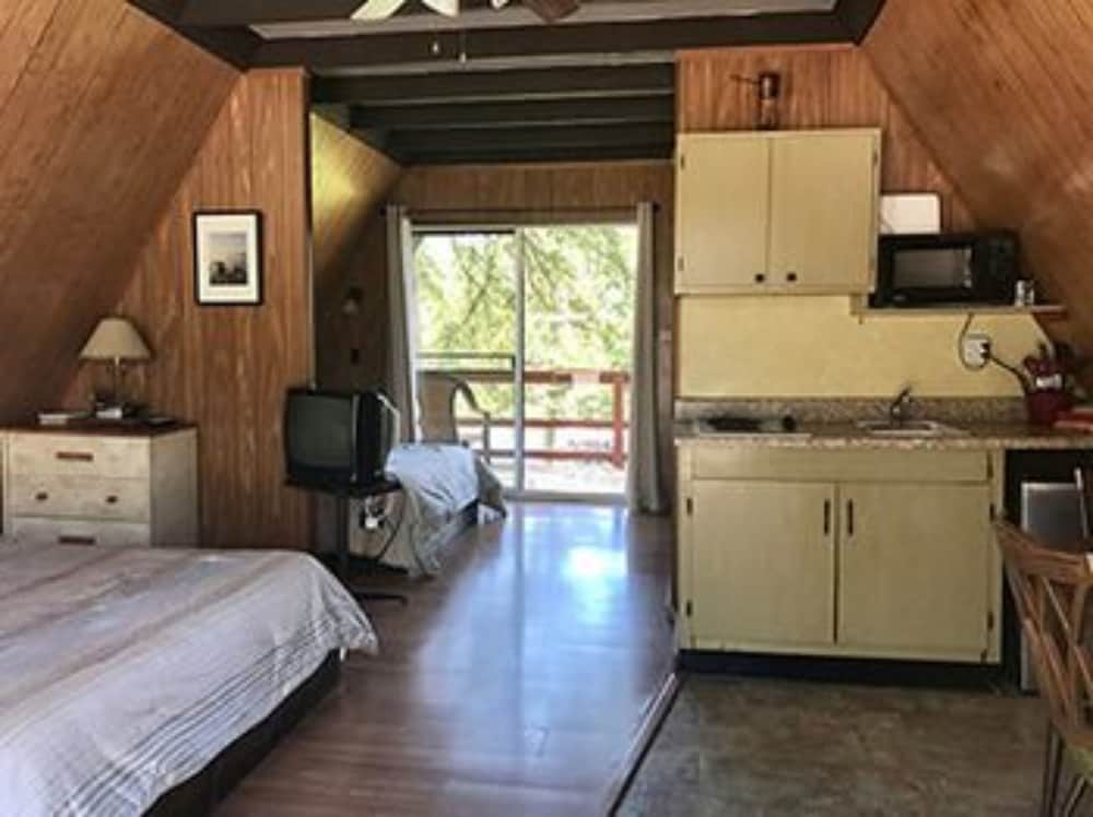 Calm Waters Cabin Resort - photo 10