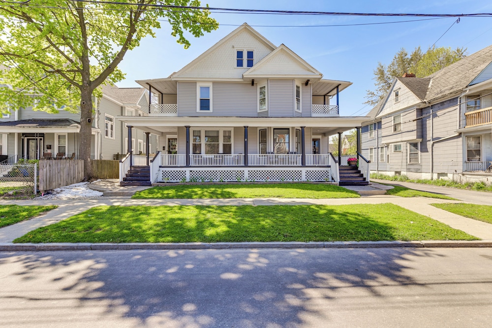 New York Vacation Rental 1 Mi to Niagara Falls — 4-Star Luxury Hotel in Niagara Falls, United States