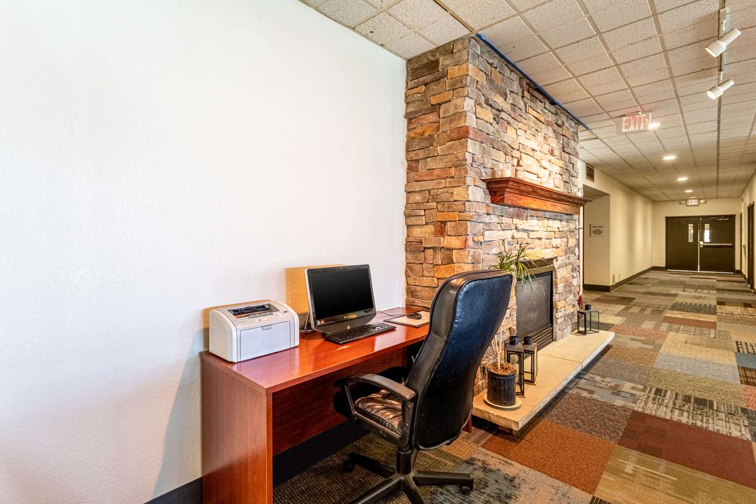 Econo Lodge - photo 21