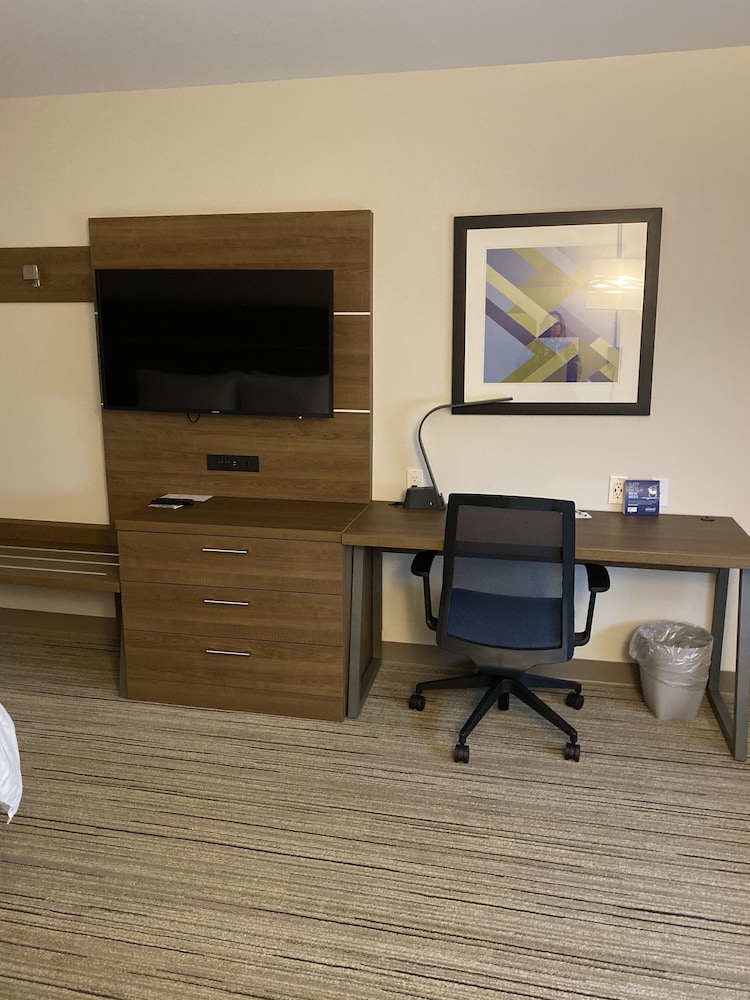Holiday Inn Express & Suites Junction by IHG - photo 14