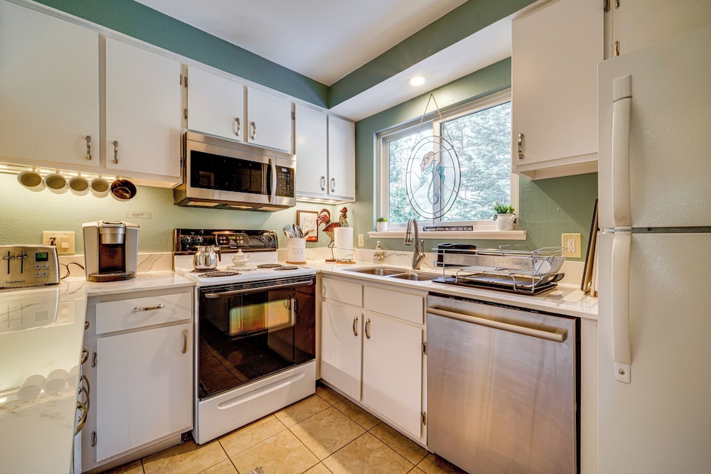 1 Mi To Diamond Peak Ski Resort Condo with Pool - photo 7