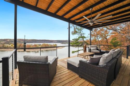 Eagles Bluff Views of Beaver Lake in Springdale, United States