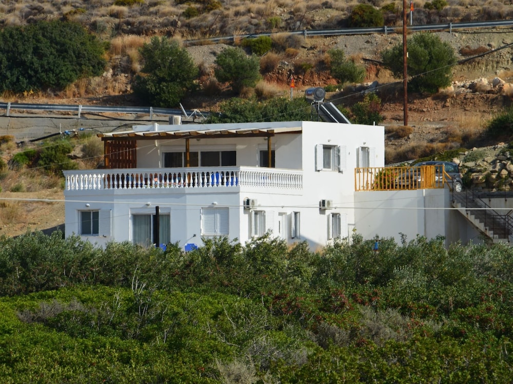 Villa in Makry Gialos Near Sandy Beach — 4-Star Luxury Hotel in Sitia, Greece