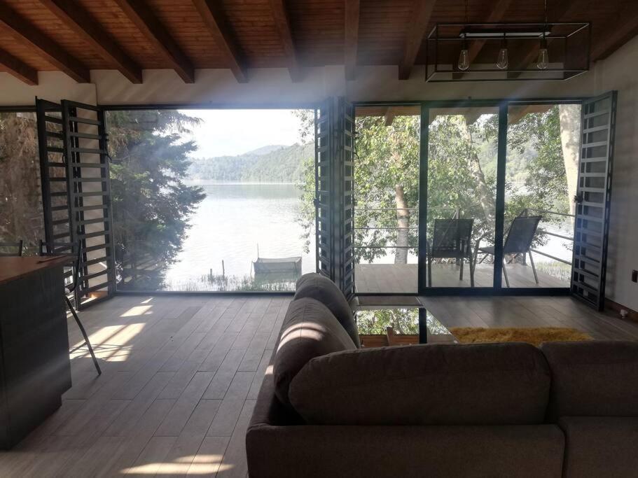 Zirahuen cabaña moderna junto al lago — hotel in Zirahuen