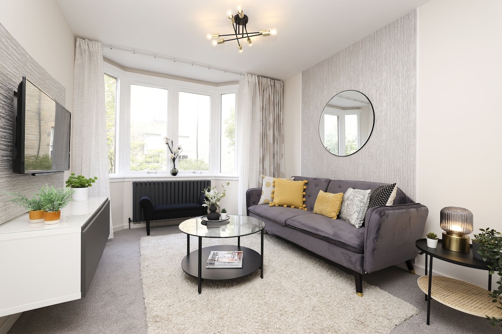 JOIVY Modern 1 bed Flat in West End close to Princes Gardens — 4-Star Luxury Hotel in Edinburgh, United Kingdom
