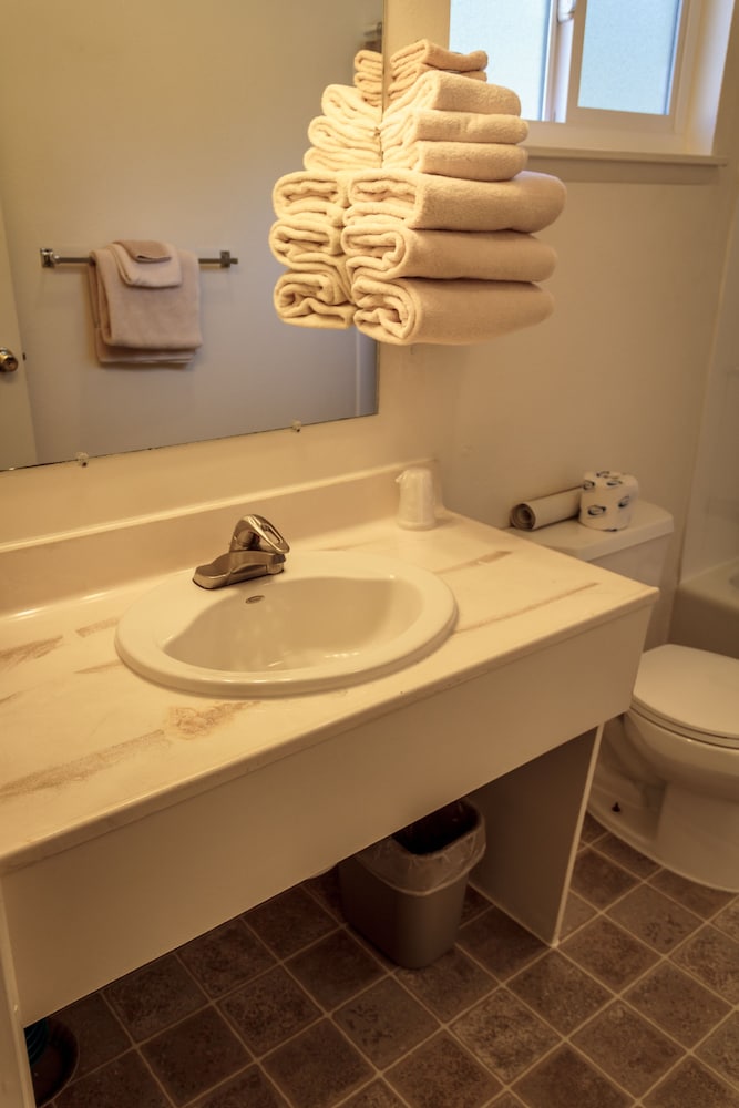 Charm Motel & Suites - photo 48
