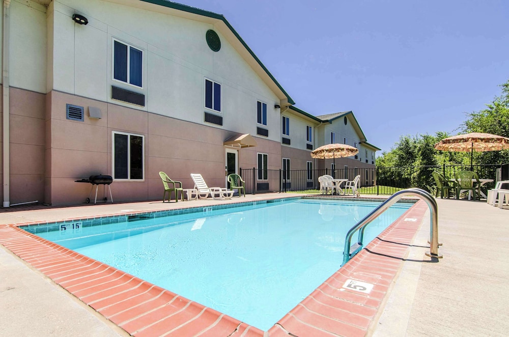Quality Inn Junction City Near Fort Riley - photo 40