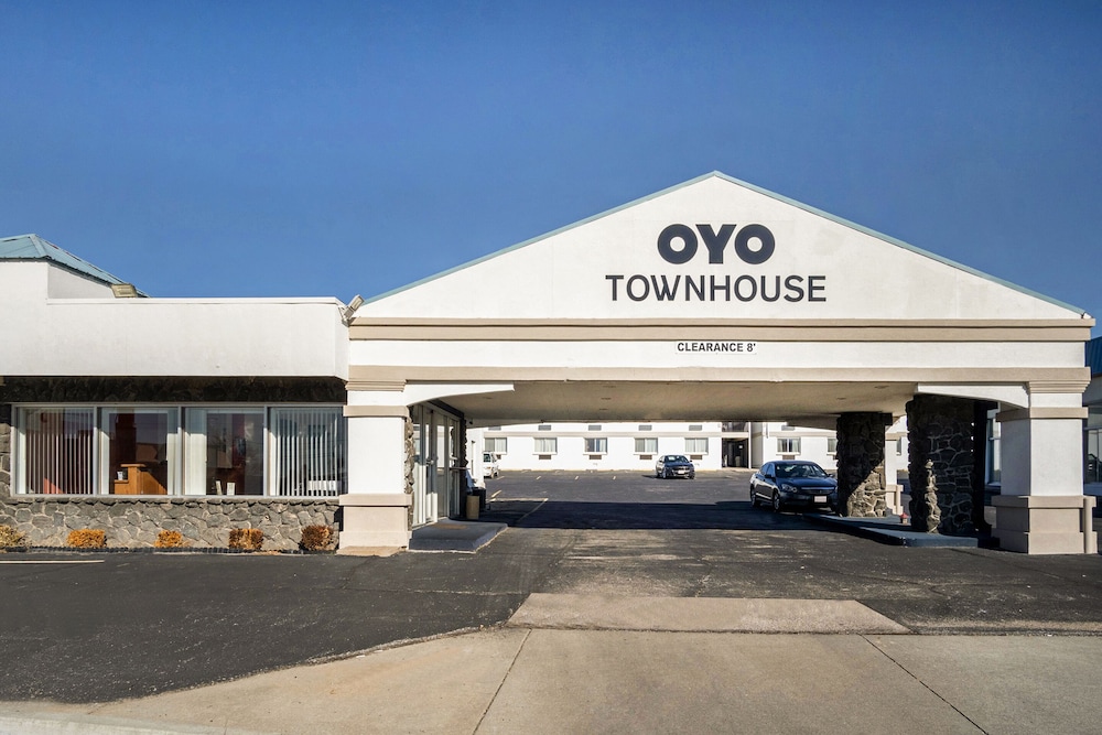 OYO Townhouse Dodge City KS - featured photo