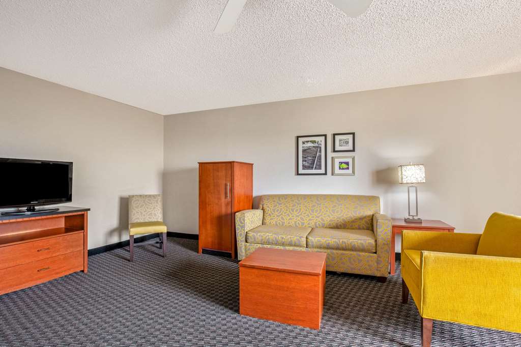 La Quinta Inn & Suites by Wyndham Miami Airport East - photo 53