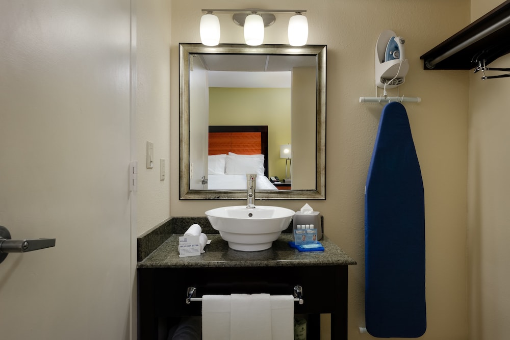 Holiday Inn Express & Suites Atlanta Downtown by IHG - photo 72