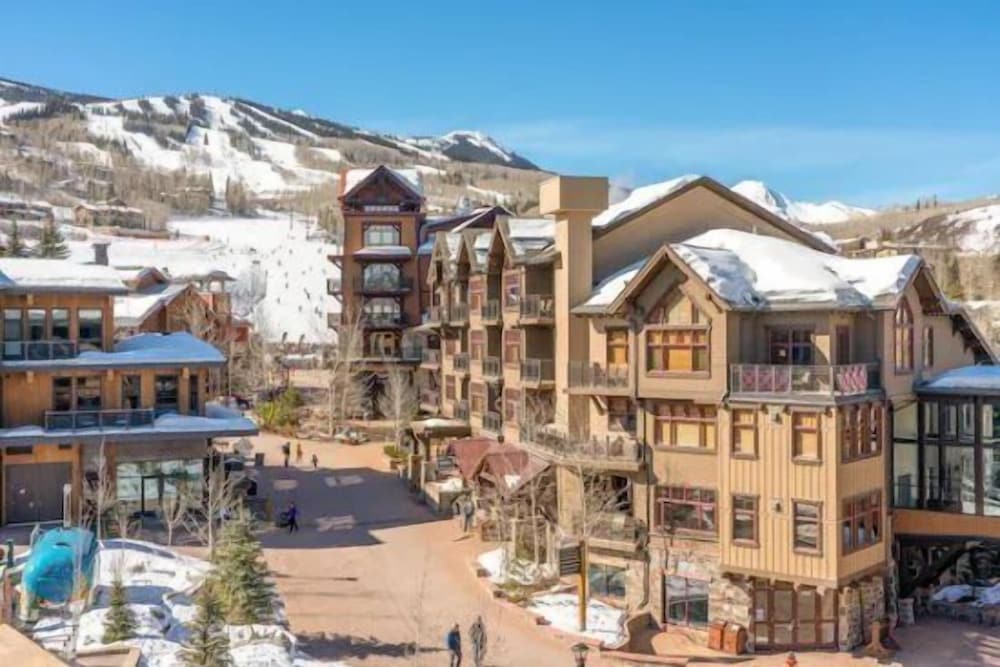 Luxury Ski in Ski out 1 Bedroom Colorado Resort Vacation Rental in the Heart of Snowmass Base Village in Snowmass Village, United States