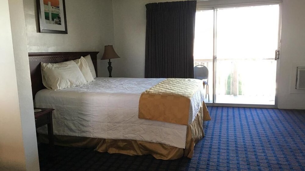Majestic Inn - photo 6