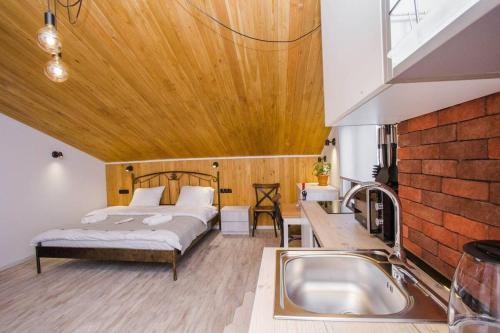 Top Location Cozy Wooden Ceiling Apt by Wehost