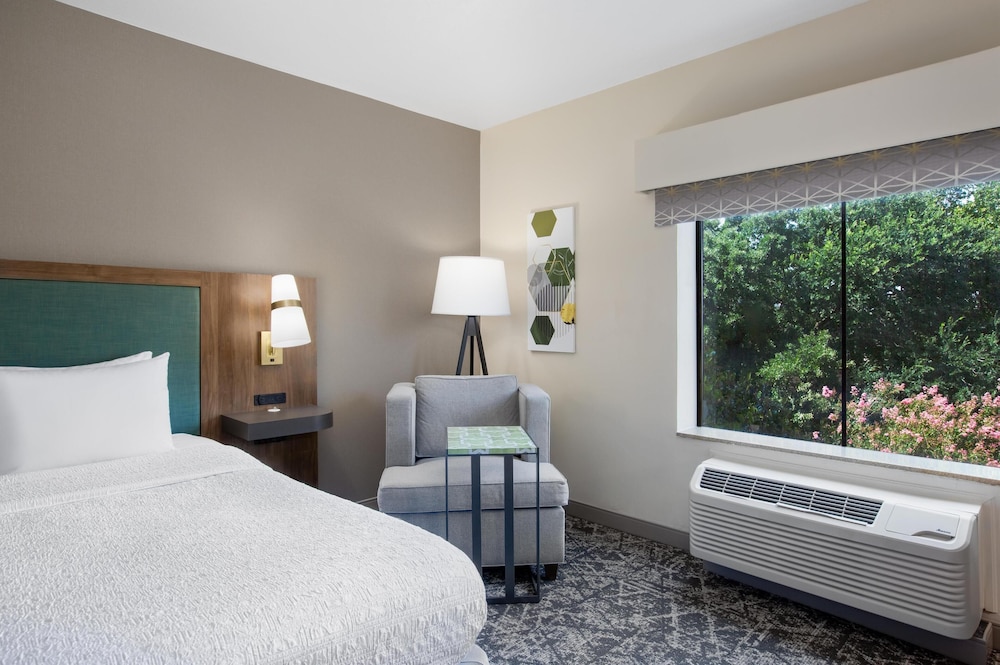 Hampton Inn & Suites Dallas Arlington N Entertainment Dist. - photo 12