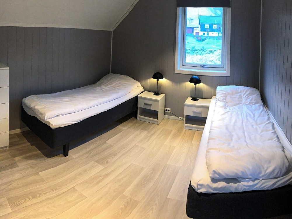 6 Person Holiday Home In Maloy 17601289 — Floro