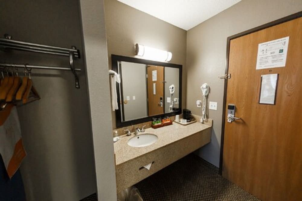 Quality Inn Burlington near Hwy 34 - photo 13