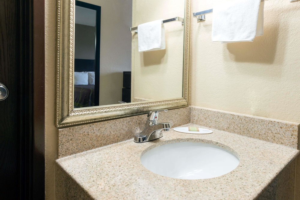 Super 8 by Wyndham Springfield East - photo 10