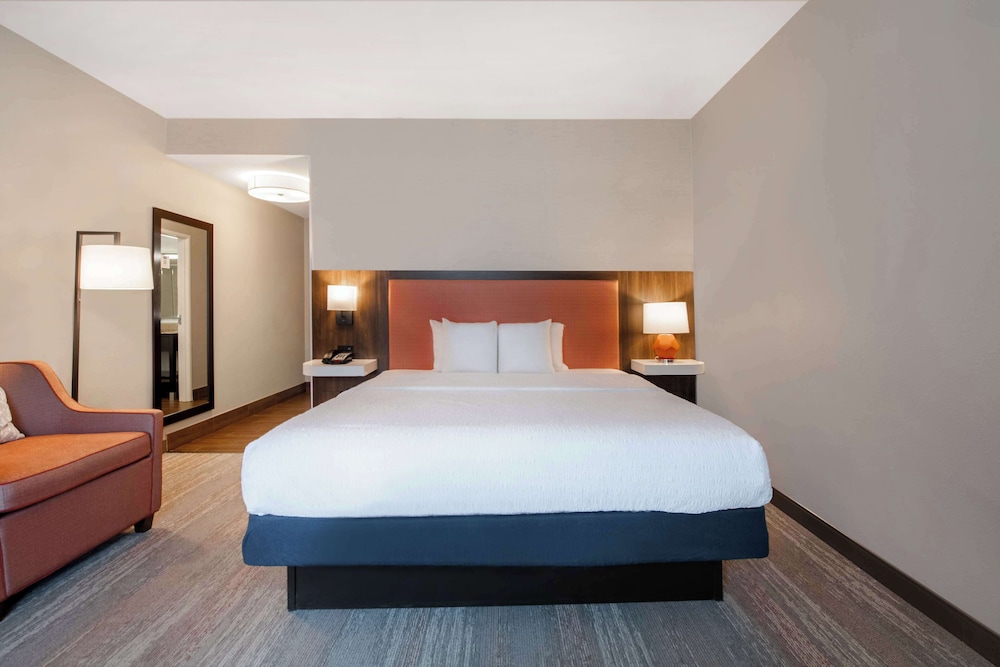 Hampton Inn & Suites Harvey New Orleans West Bank - photo 16