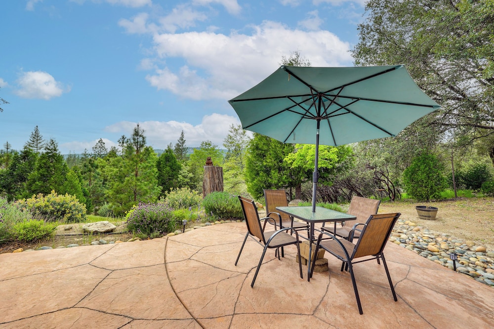 Hot Tub Games & Sports: Luxury Yosemite Escape in Oakhurst, United States