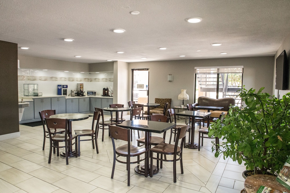 Mockingbird Inn & Suites - photo 31