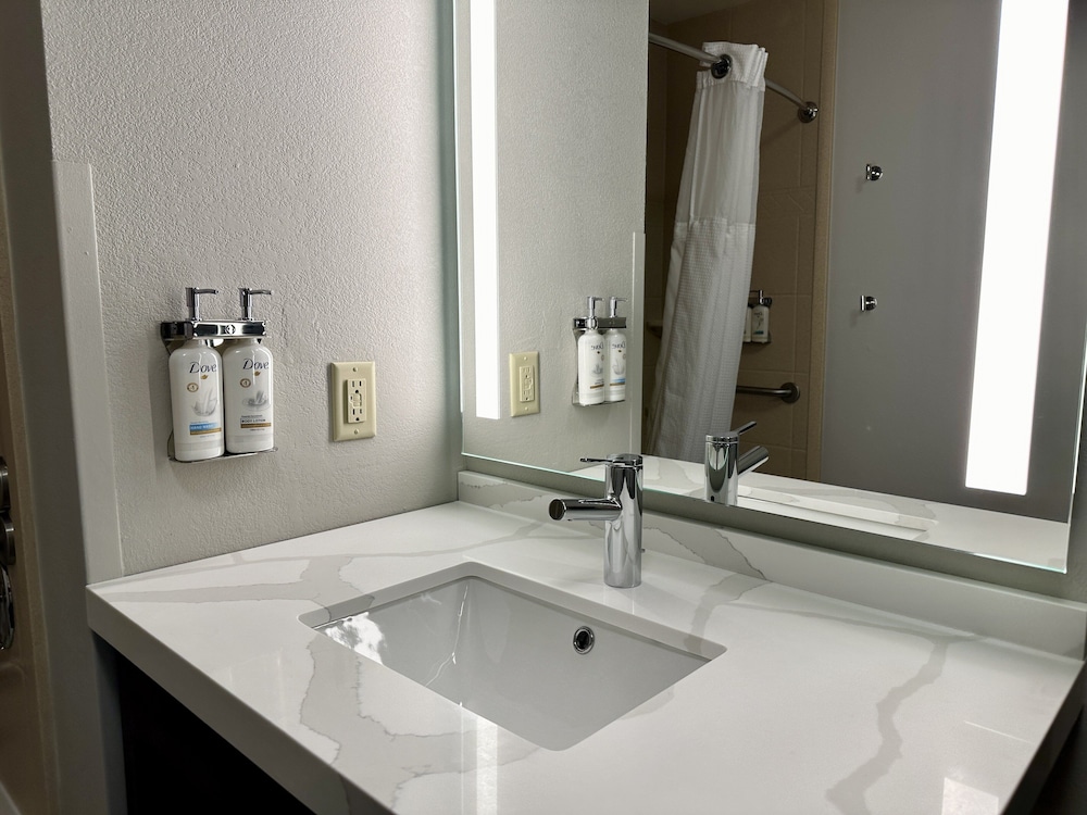 Staybridge Suites Milwaukee West Oconomowoc by IHG - photo 56