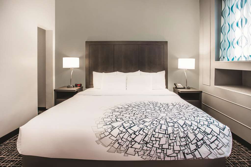 La Quinta Inn & Suites by Wyndham Baltimore Downtown - photo 13