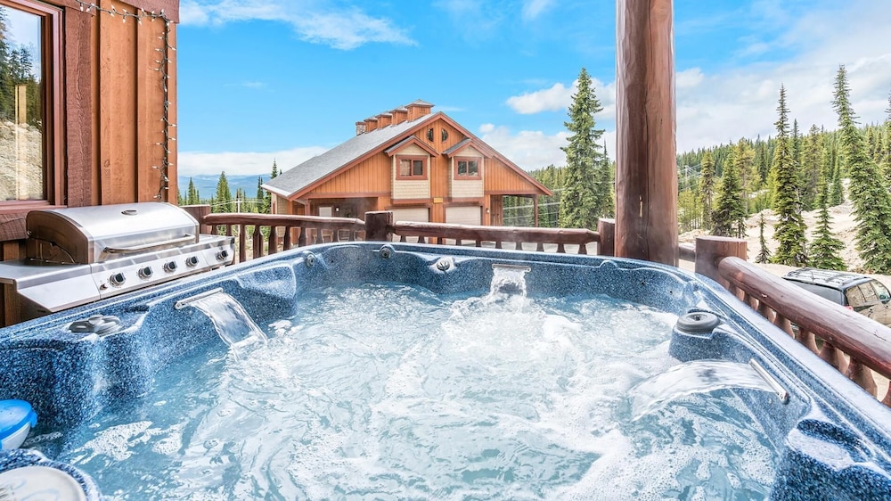 Forest Lane Hideaway Luxurious Family Friendly Home with Private Hot Tub — 4-Star Luxury Hotel in Kelowna, Canada