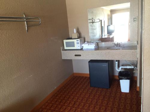 Lake Shore Motel - photo 7