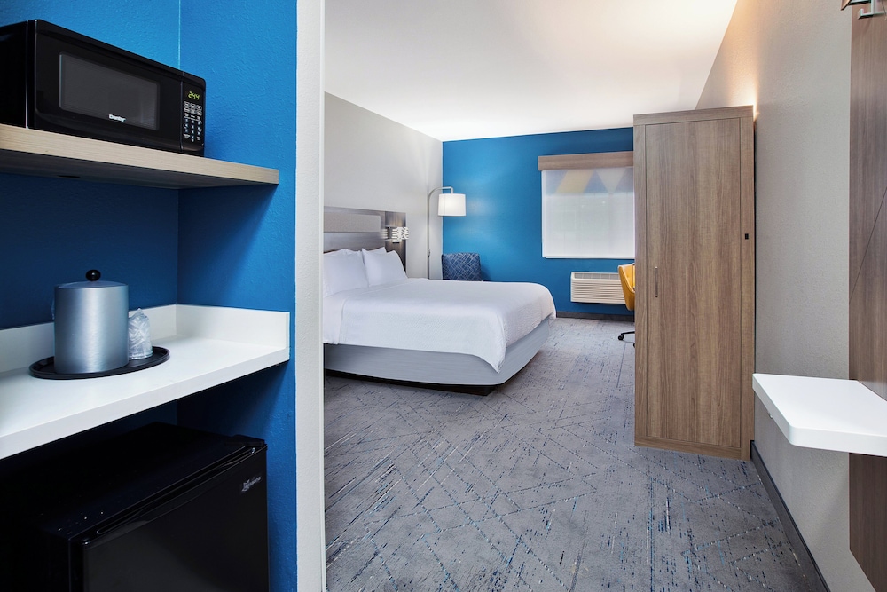 Holiday Inn Express & Suites Wauseon by IHG - photo 8
