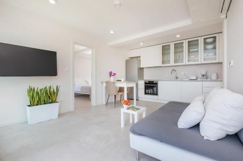 Elegant Seafront Stay Villa Mila