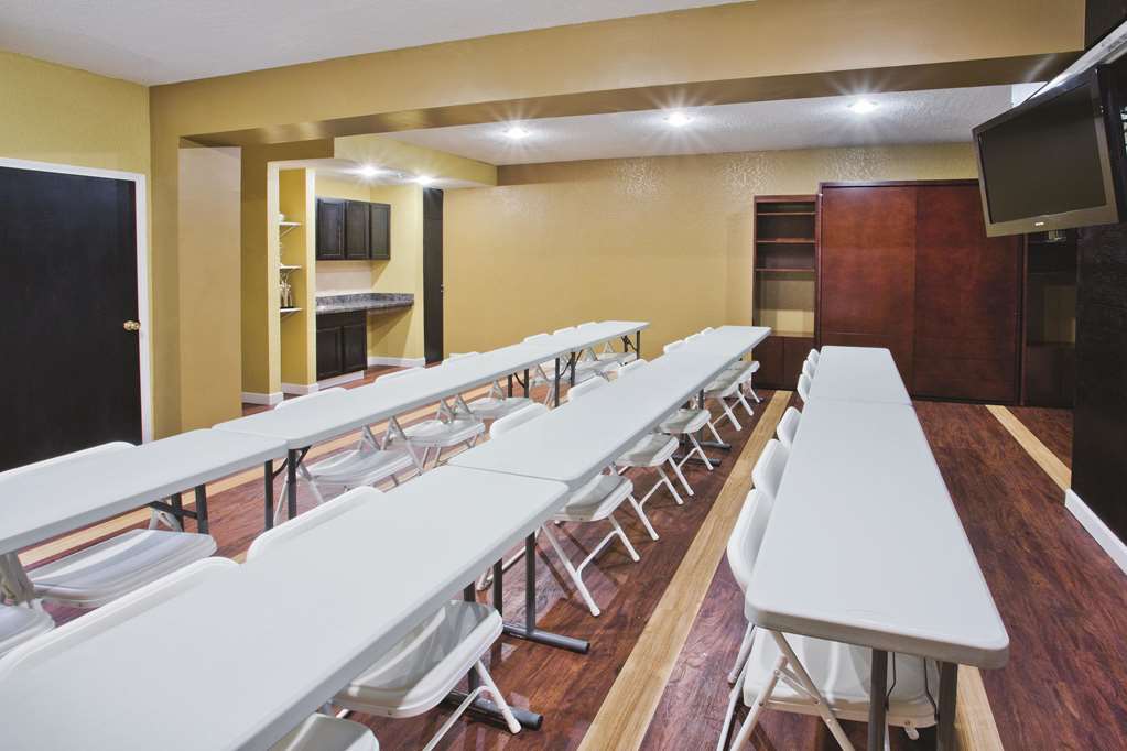 La Quinta Inn & Suites by Wyndham Hot Springs - photo 44