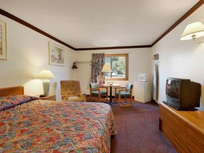 Becker Inn & Suites - photo 9