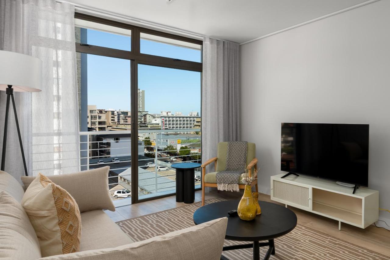 Sophisticated Luxe Apartment Balcony & Wifi