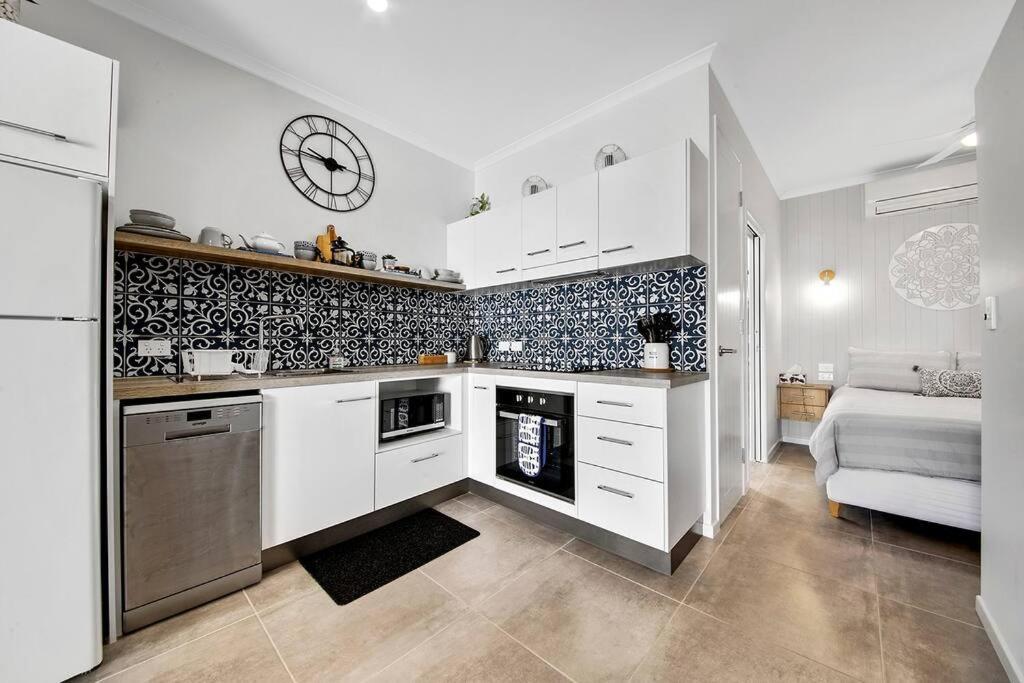 Modern Luxury Studio Apartment — 4-Star Luxury Hotel in Emu Park, Australia