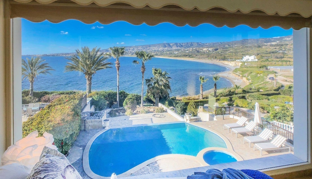 Villa Oasis — 4-Star Luxury Hotel in Kissonerga, Cyprus