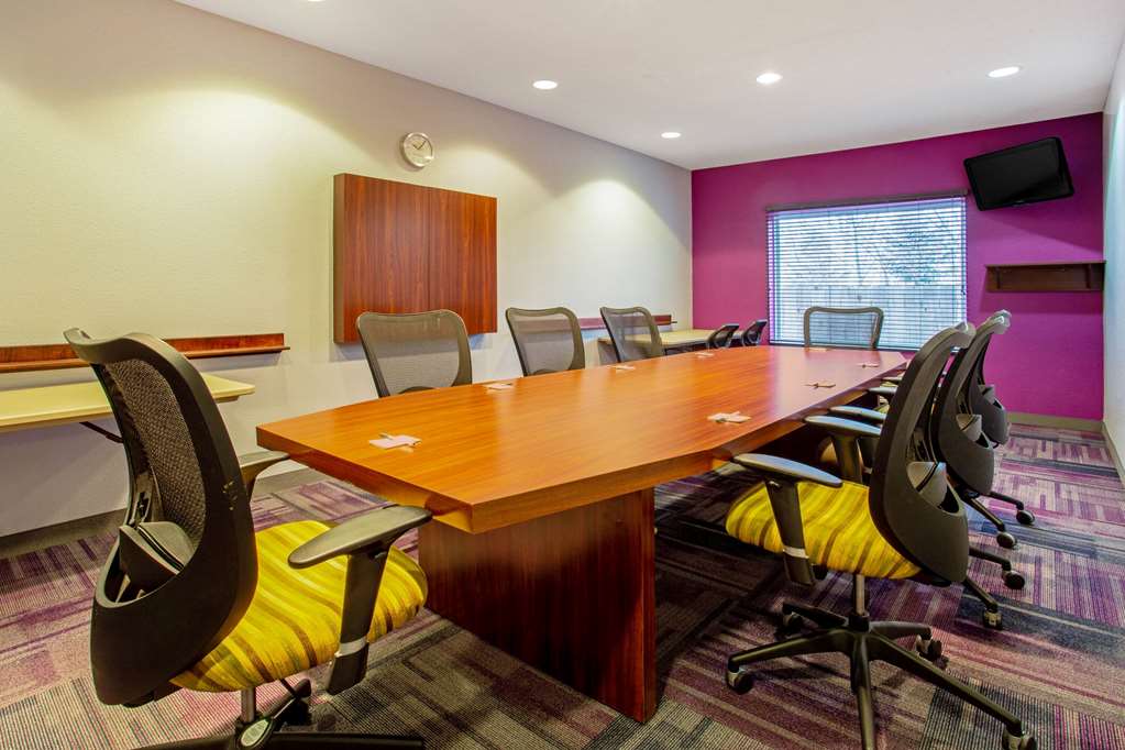 La Quinta Inn & Suites by Wyndham Bismarck - photo 36