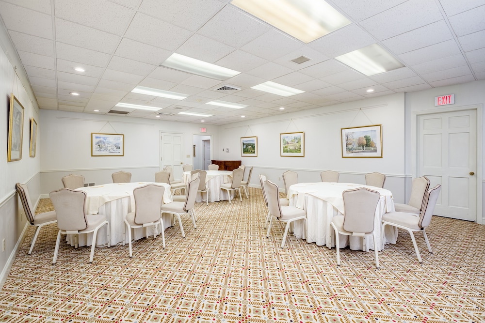 The Farmington Inn & Suites - photo 40