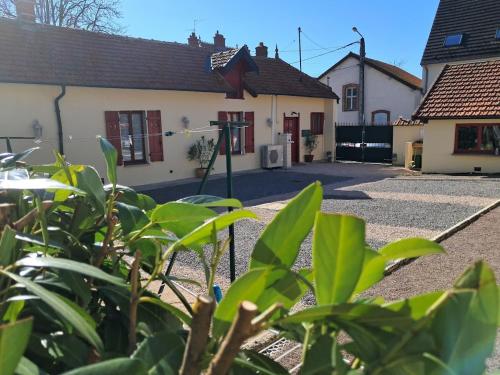 F3 80 m2 Longére plain pied au centre auxonne. — hotel in Auxonne
