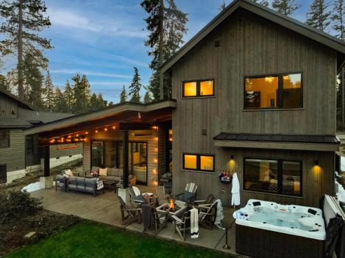 5 King Beds Golf Course View on Huge Shaded Deck in Cle Elum, United States