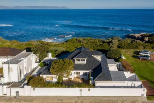 Wild Waters At Kraal Rock On The Cliffs In Hermanus — Hermanus