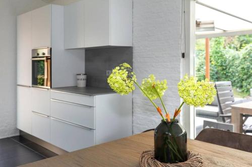 Bungalow near beach with large private garden not for companies — 4-Star Luxury Hotel in Ouddorp, Netherlands