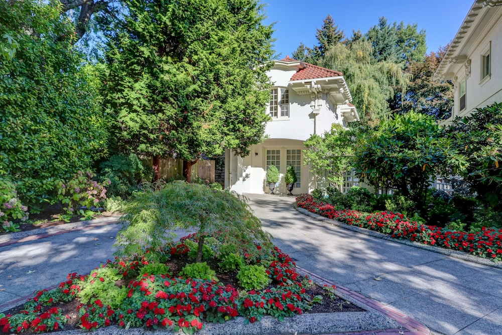 Portland's White House Bed & Breakfast — 4-Star Luxury Hotel in Portland, United States