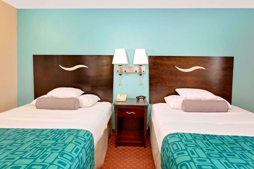 Howard Johnson by Wyndham Waterloo Cedar Falls - photo 10
